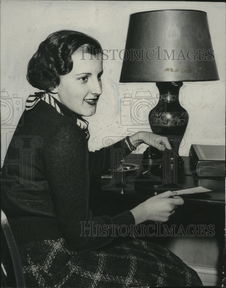 1934 Press Photo Virginia Stevens now Mrs James M Feld on the phone - Historic Images