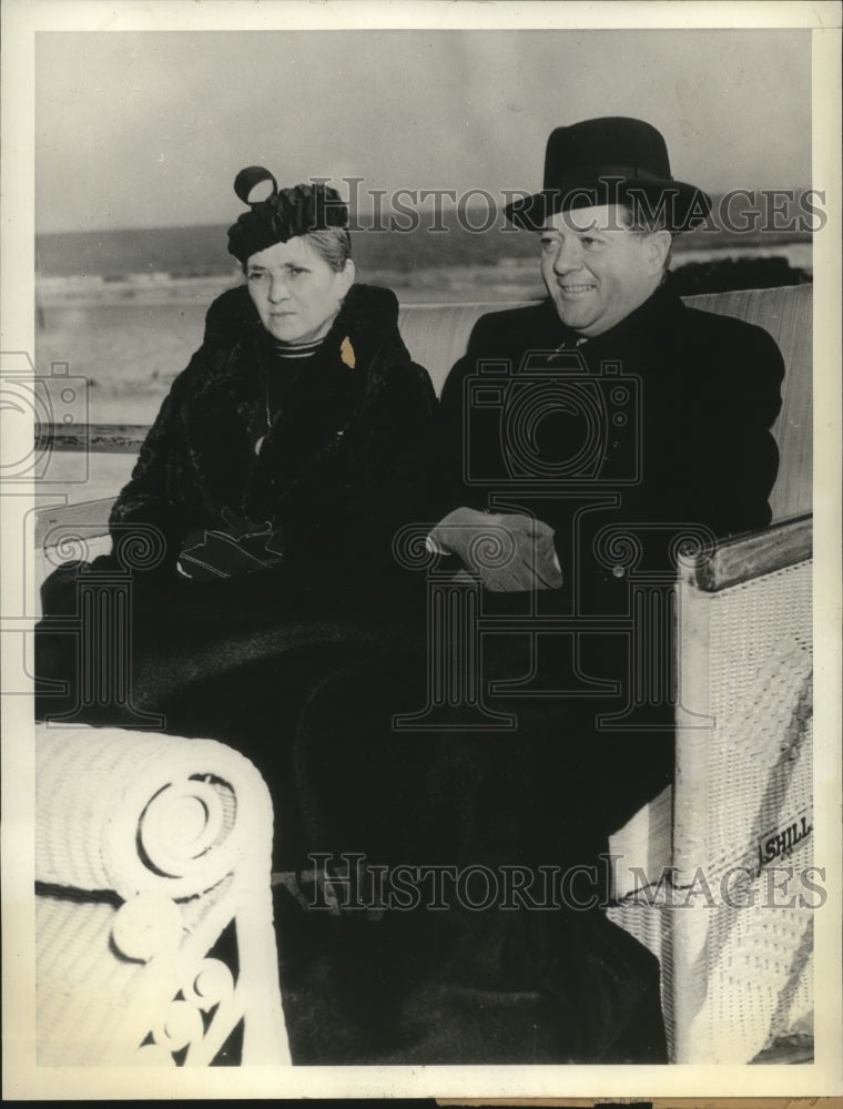 1939 Press Photo Sen & Mrs Robert M LaFollette at Atlantic City - mja17650- Historic Images