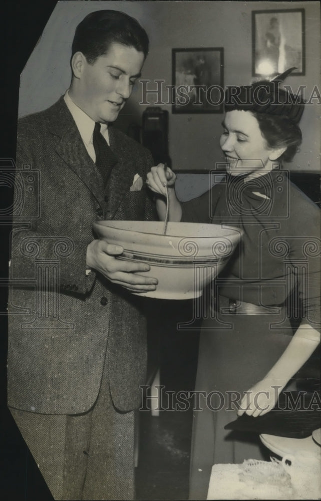 Load image into Gallery viewer, 1939 Press Photo Jack Ayer with Kathleen Keyser with a big bowl - mja17743
