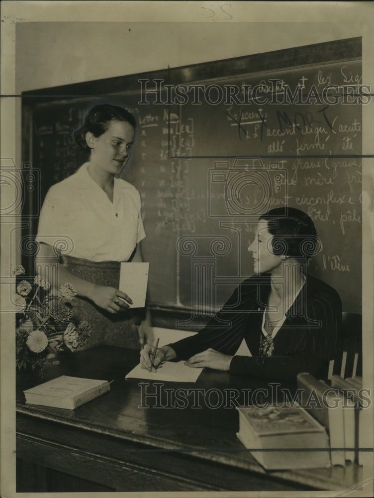 1934 Press Photo Register Jamieson enrolls Betty Moeller to Milwaukee University- Historic Images