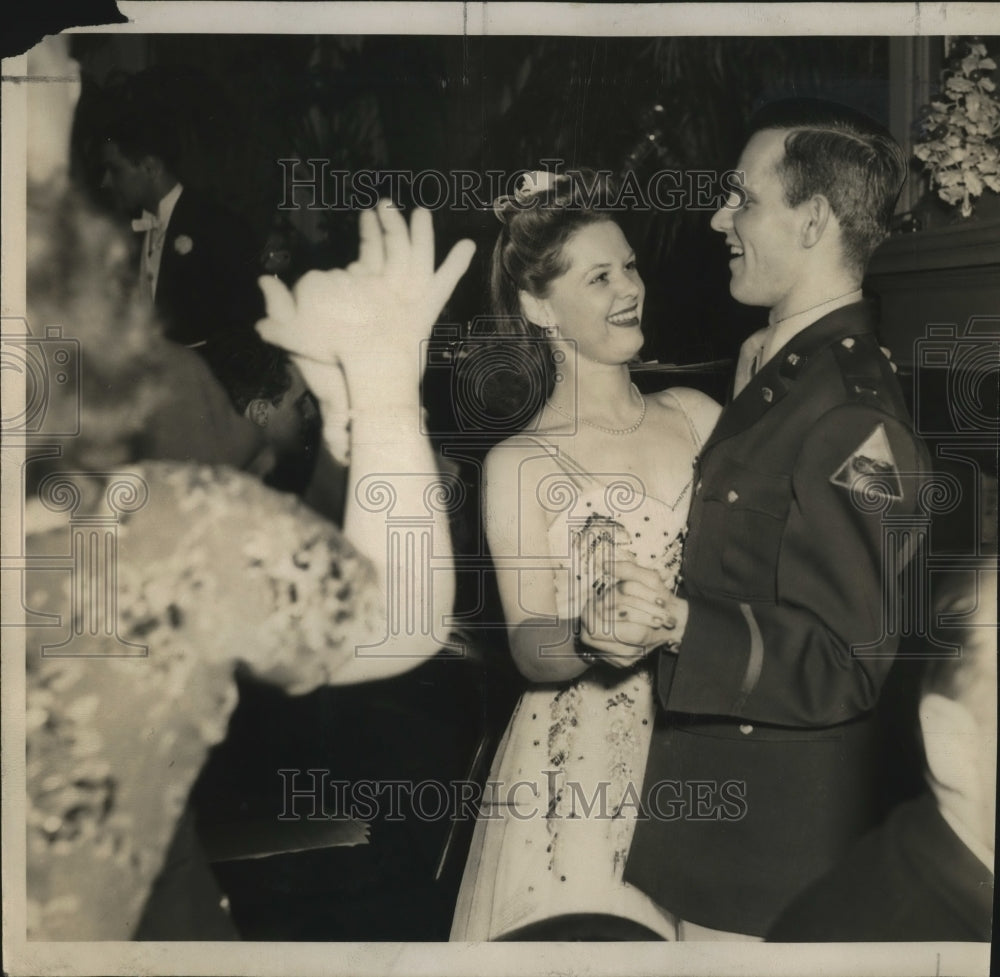 1942 Press Photo Katherine Norris dancing with Lt. John Harley at a party- Historic Images