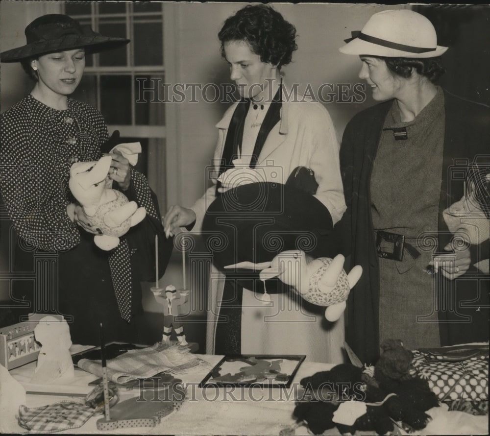 1936 Press Photo Mrs F Rogers Bacon arranging toys to be given to charity- Historic Images