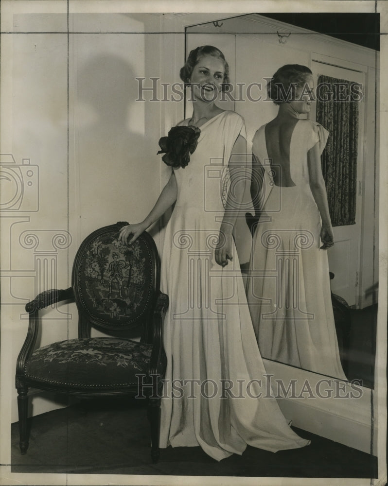 Load image into Gallery viewer, 1934 Press Photo Edith Fischer wearing evening gown from Gimbles - mja17898
