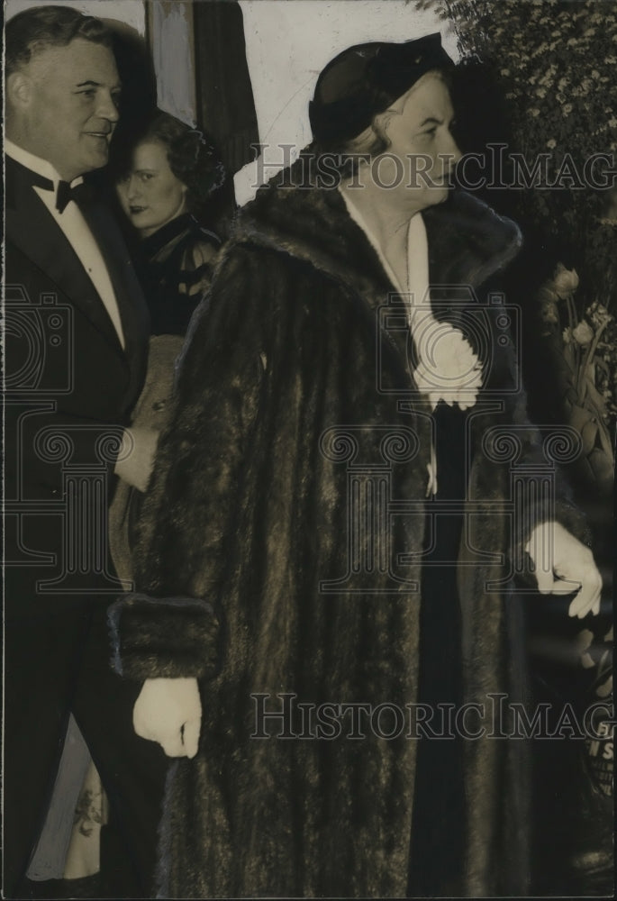 1937 Press Photo Martin Fladoes with Mrs. Fladoes at Downer club - Historic Images