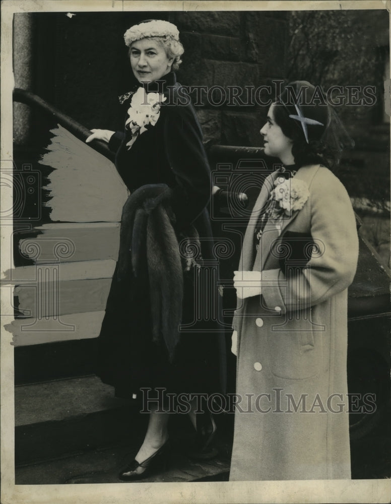 1940 Press Photo Mrs. Fladoes with her debutante daughter Harriet Young- Historic Images