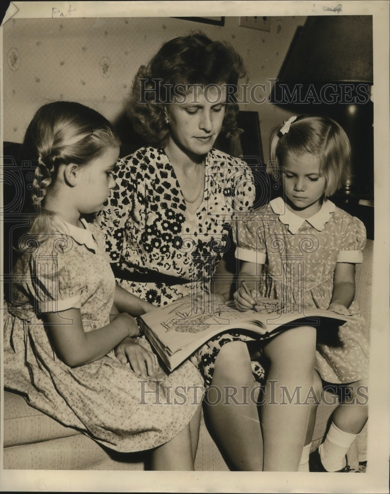 1941 Press Photo Mrs Harold E Holbrook Jr &amp; daughters Patricia Jane &amp; Sandy- Historic Images