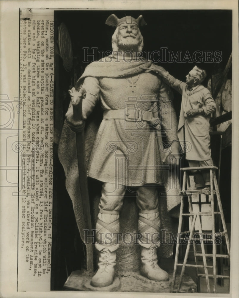 1948 Press Photo Sculptor John K Daniels works on the statue of Lief Erickson- Historic Images