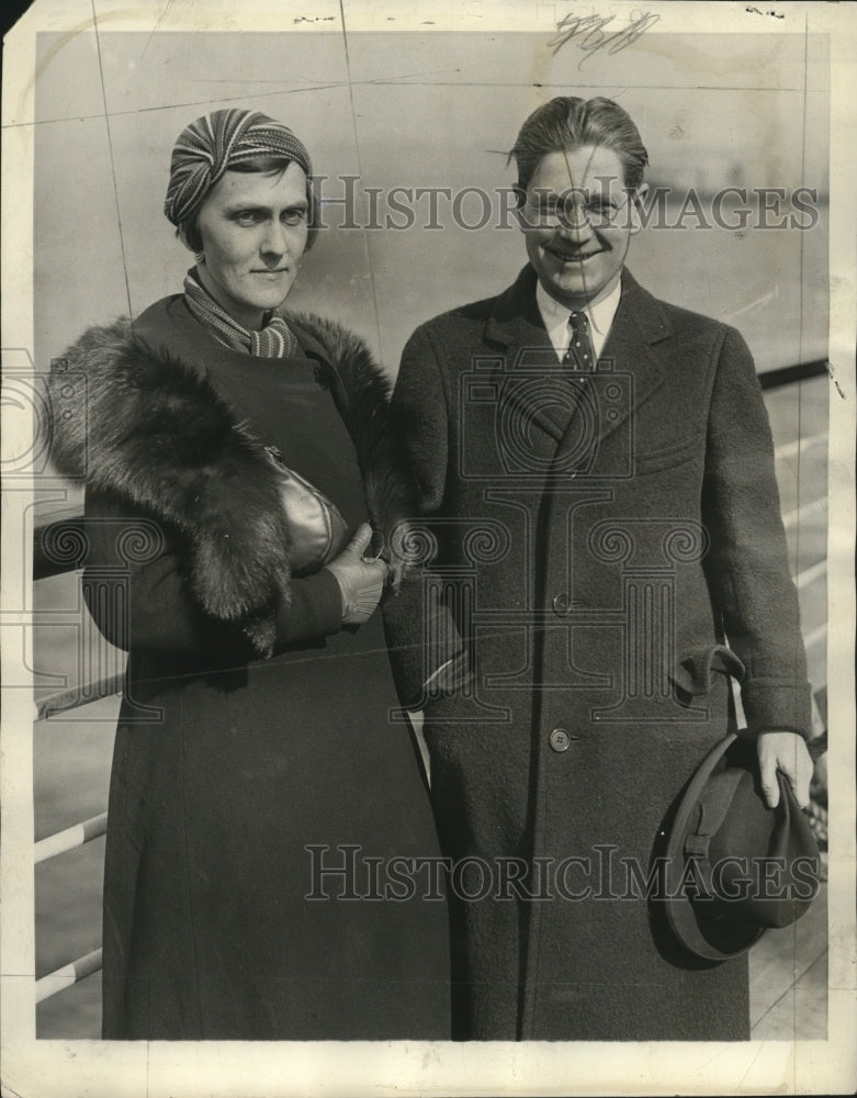 1933 Press Photo Gov. &amp; Mrs. Philip La Follette arrived in New York - mja18134- Historic Images