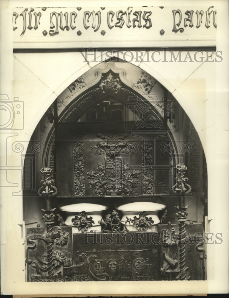 1935 Press Photo Dust of Christopher Columbus rests in metal casket in cathedral- Historic Images