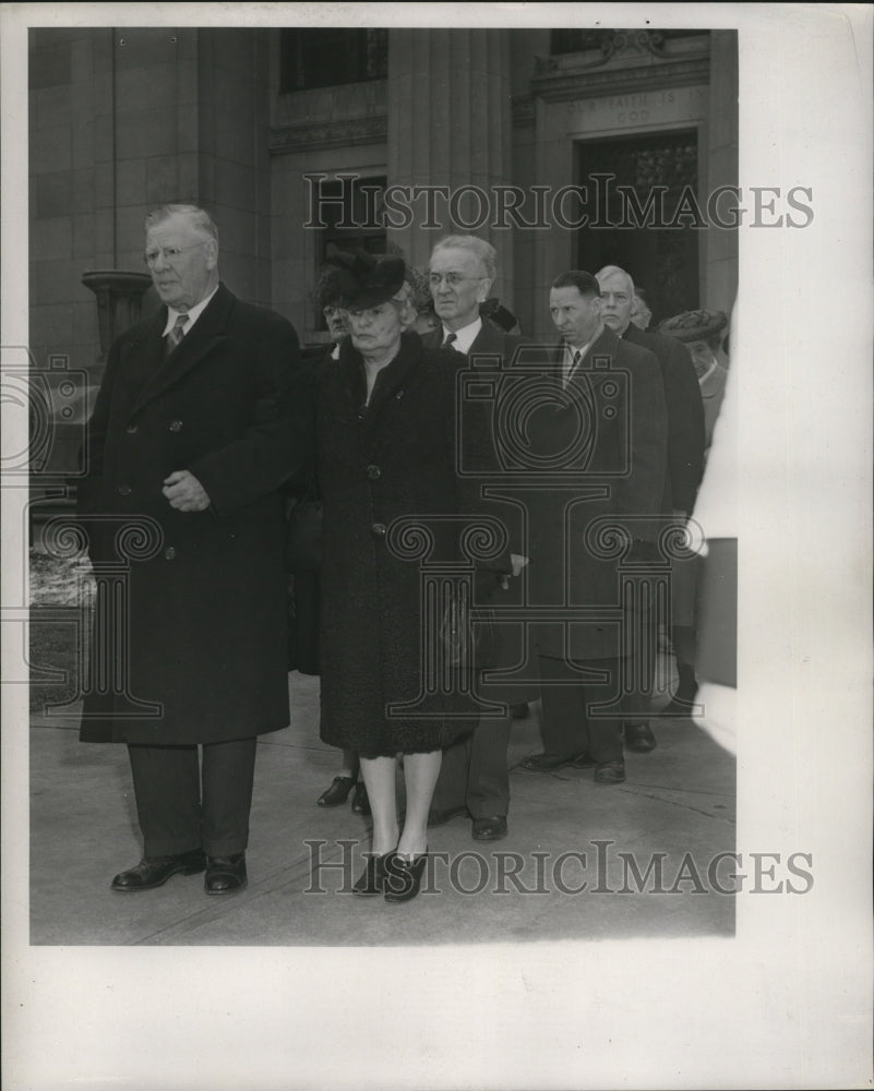 1947 Press Photo Mourners at Governor Goodland&#39;s funeral- Historic Images