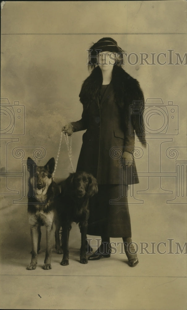 Press Photo Mrs. Robert Curtis Brown with her dogs - mja18634