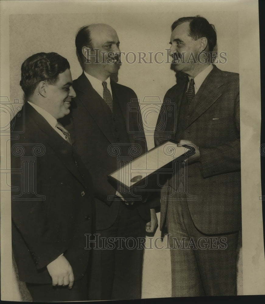 1934 Press Photo Alvin C. Blatz receiving an award from Mayor D. W. Hoan