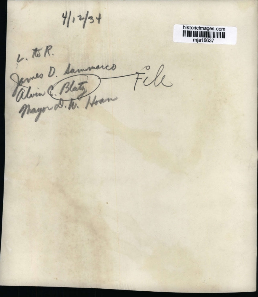 1934 Press Photo Alvin C. Blatz receiving an award from Mayor D. W. Hoan