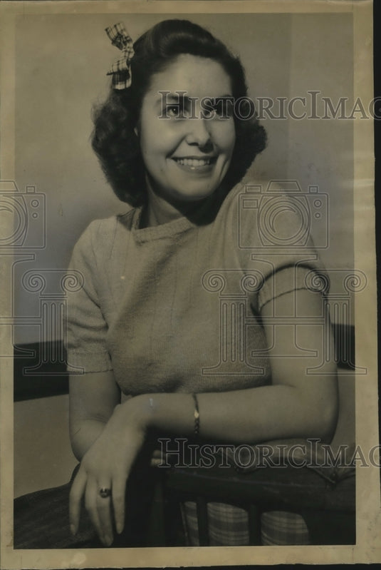 1938 Press Photo Helen Rohn be chaperoned by Mrs Charles Smythe at midwinter hop- Historic Images