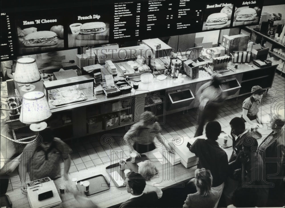 1982 Press Photo Noon time rush at Arby&#39;s Roast Beef Restaurant- Historic Images