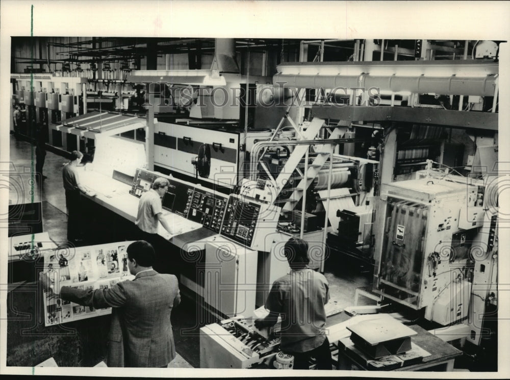 1986 Press Photo Catalogs roll off the presses year-round at Arandell-Schmidt Co- Historic Images