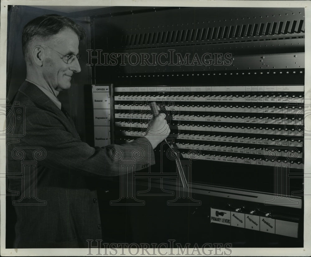 1940 Press Photo Fred L Kuester demonstrating the use of the Voting Machine- Historic Images