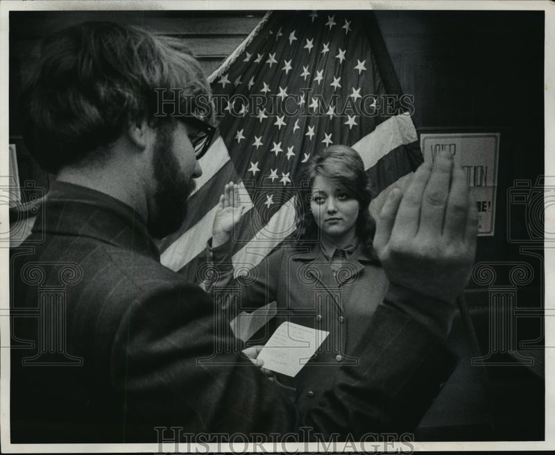 Load image into Gallery viewer, 1971 Press Photo Miss Christine Lee Clapsaddle and Harry Olmstead - mja18845
