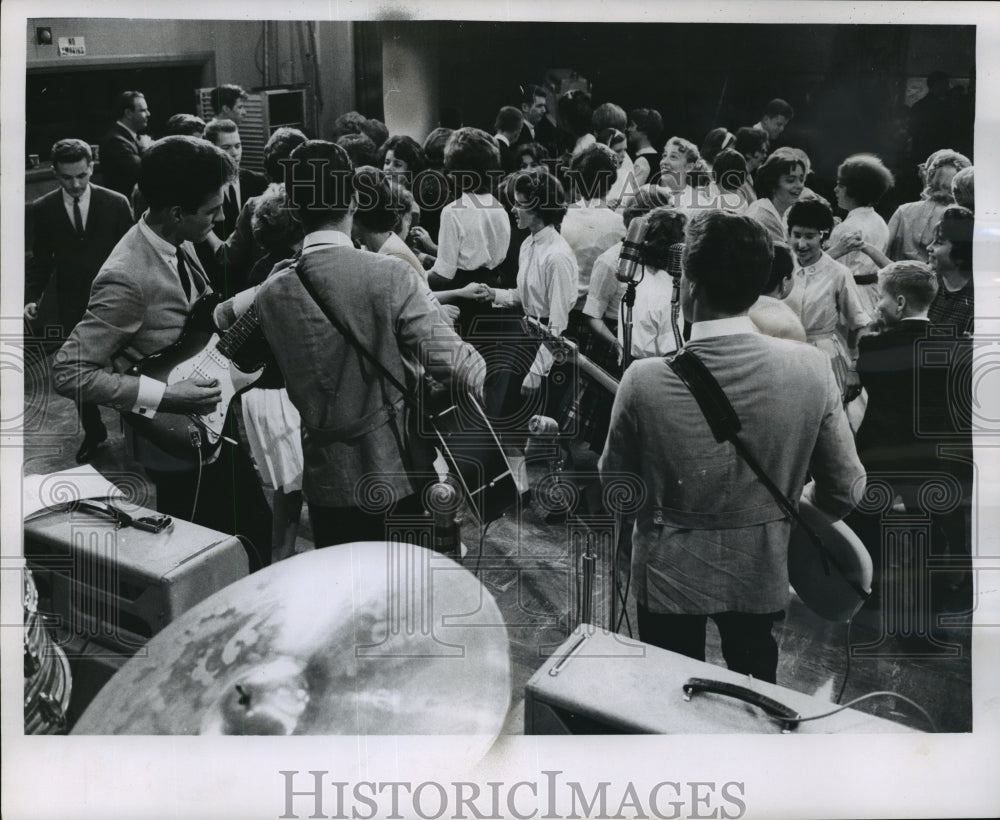 1962 Press Photo At a TV program- Historic Images