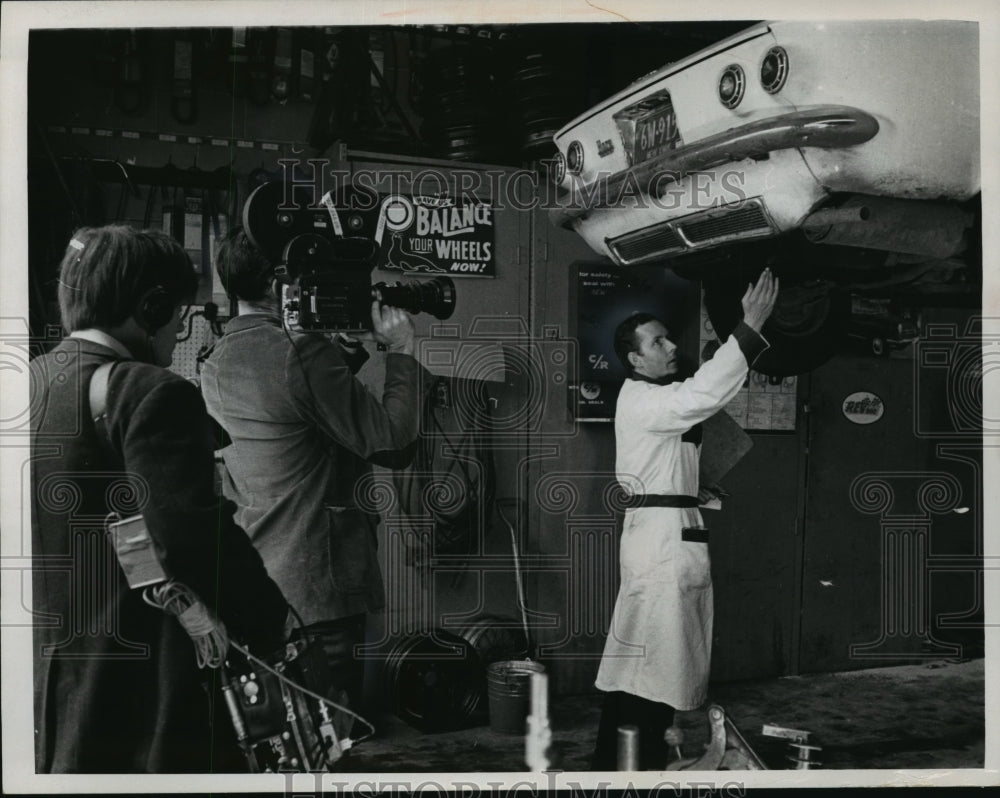 1967 Press Photo National Educational Television network cameras focus on a man