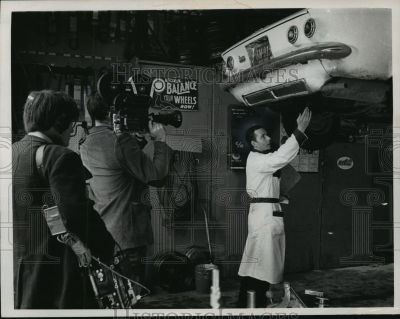 Load image into Gallery viewer, 1967 Press Photo National Educational Television network cameras focus on a man
