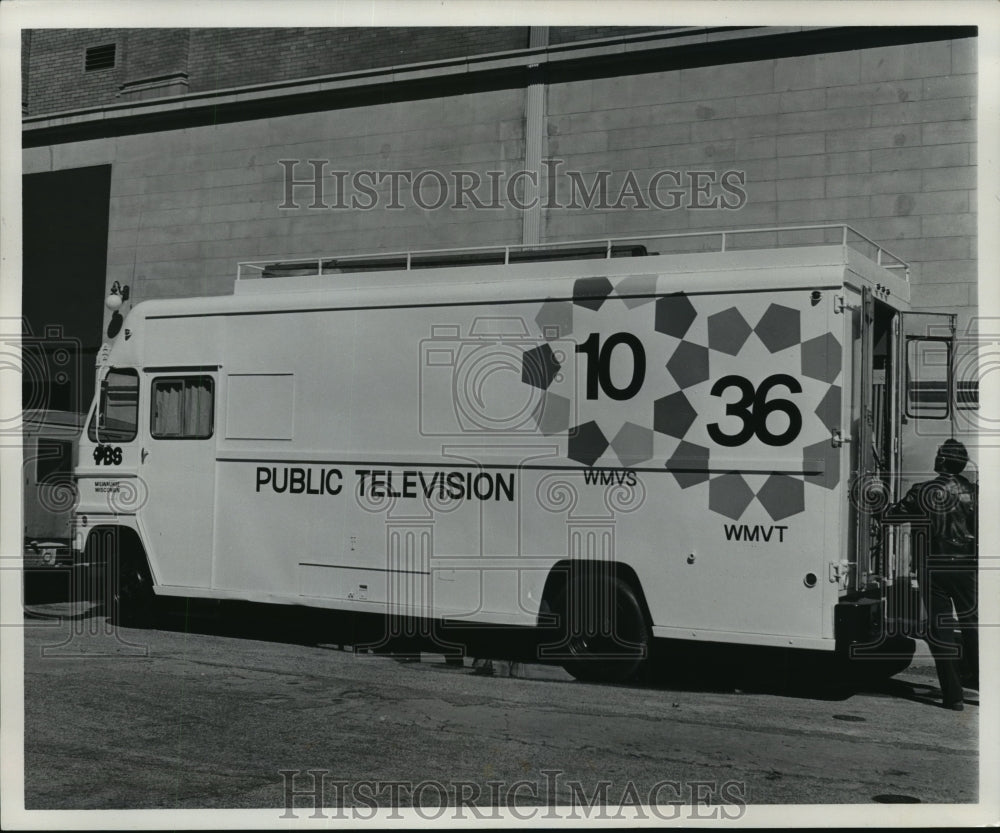 1977 Press Photo Channel 10 and 36&#39;s remote color truck- Historic Images