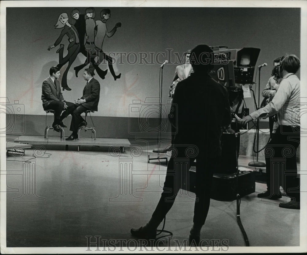 1969 Press Photo Tony Karr interviews Kenneth Jamron - mja18880