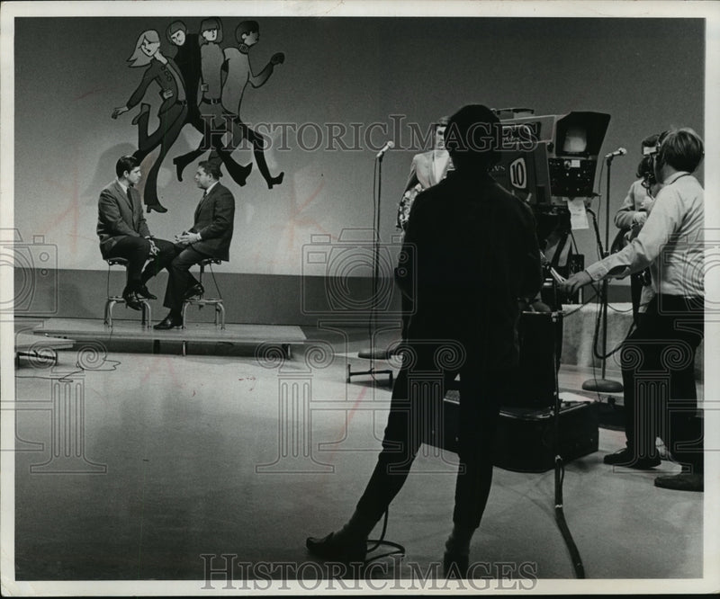 Load image into Gallery viewer, 1969 Press Photo Tony Karr interviews Kenneth Jamron - mja18880
