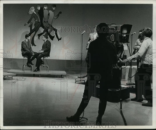 1969 Press Photo Tony Karr interviews Kenneth Jamron - mja18880