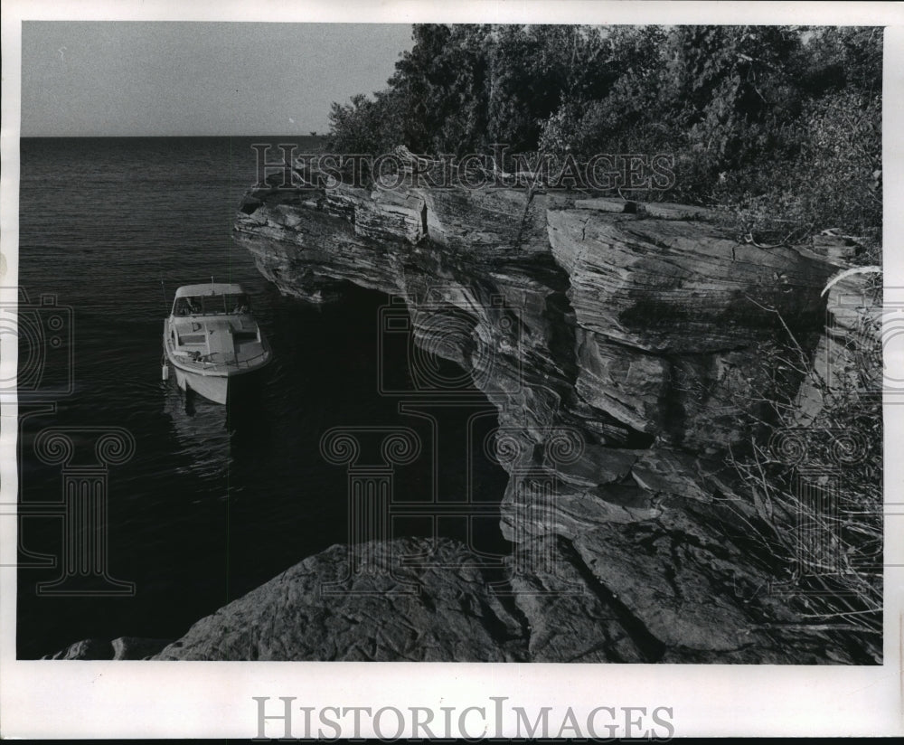 1970 Press Photo Visitors at Devils Island, Apostle Islands National Lakeshore