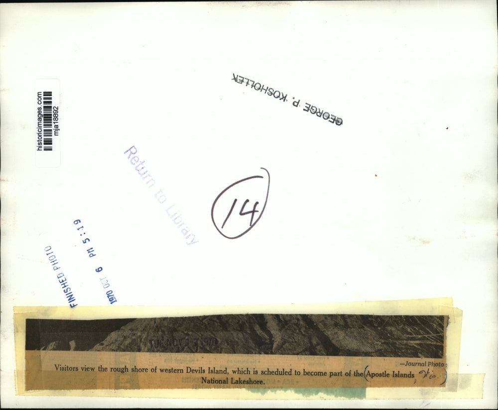 1970 Press Photo Visitors at Devils Island, Apostle Islands National Lakeshore