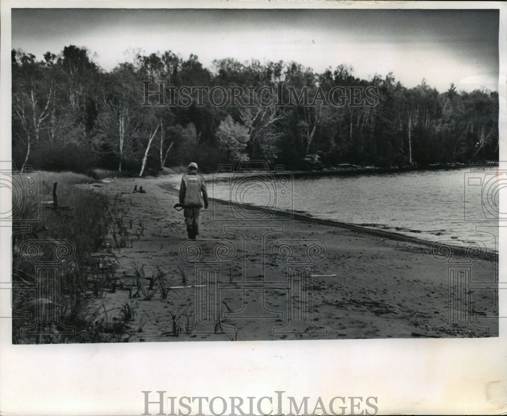 1965 Press Photo Hunter walked the beach on Rocky Island, one in Lake Superior- Historic Images