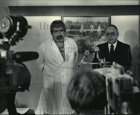 1985 Press Photo Charles Aprahamian, one of six doctors work on Rosario Collura- Historic Images