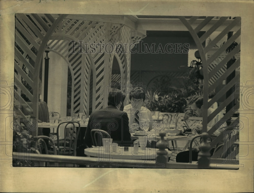 1962 Press Photo Diners were served in the Orchard Cafe of the new hotel- Historic Images