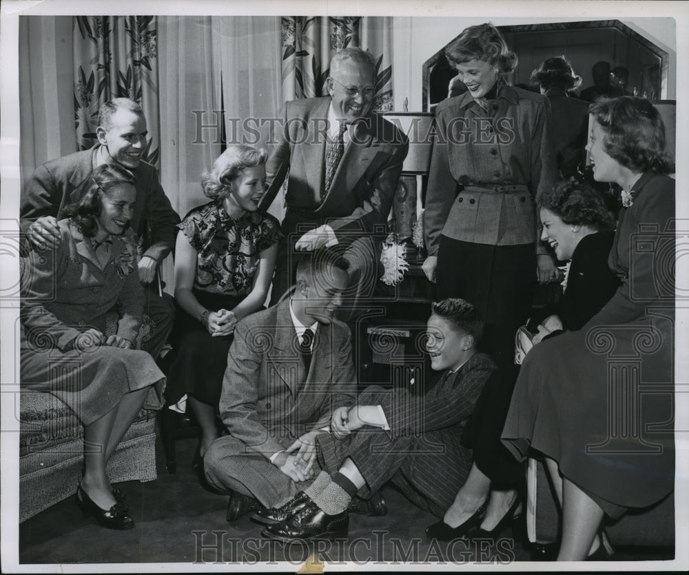 1952 Press Photo Gov Earl Warren w/ his entire family, listening to returns- Historic Images