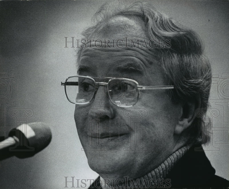 Load image into Gallery viewer, 1978 Press Photo Father John Walsh - mja19031
