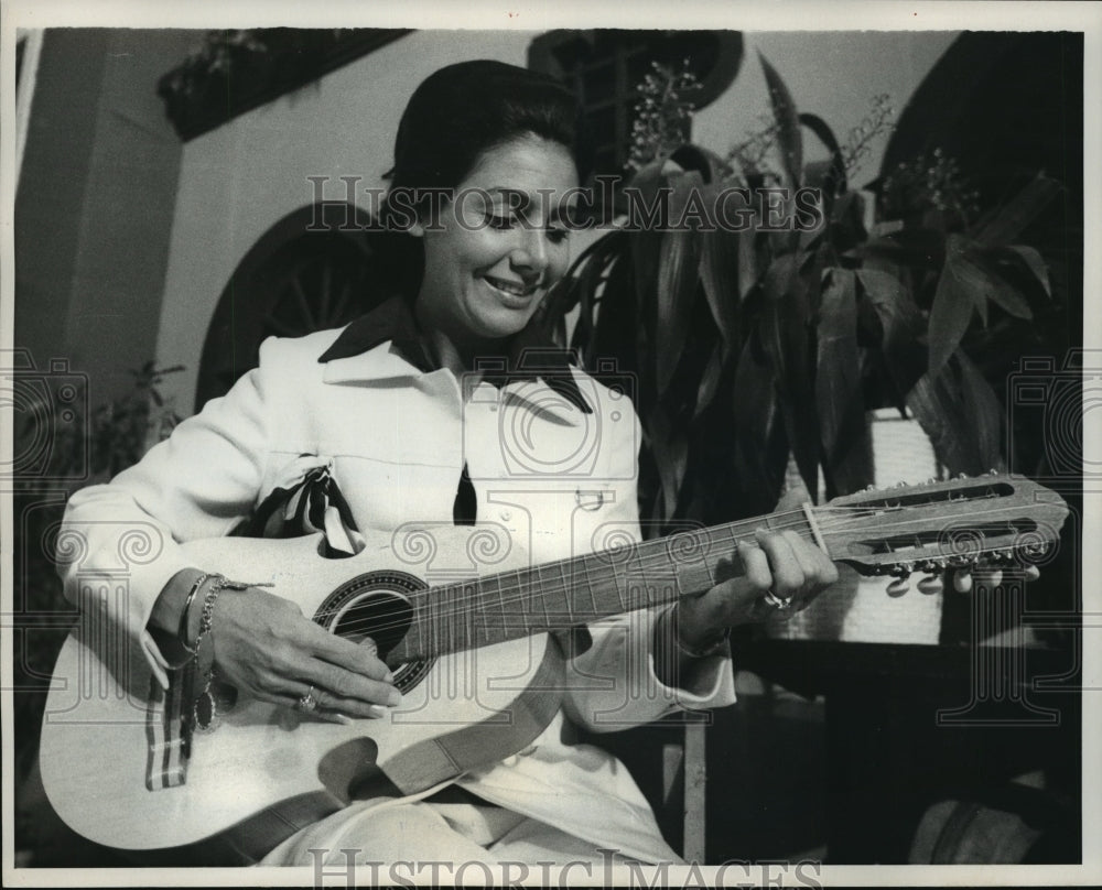 1971 Press Photo Mrs George C Wallace, wife of the Alabama Governor w/ guitar - Historic Images