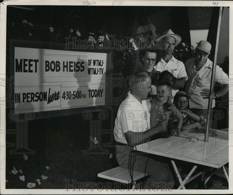 Load image into Gallery viewer, 1953 Press Photo WTMJ Radio Program - mja19077

