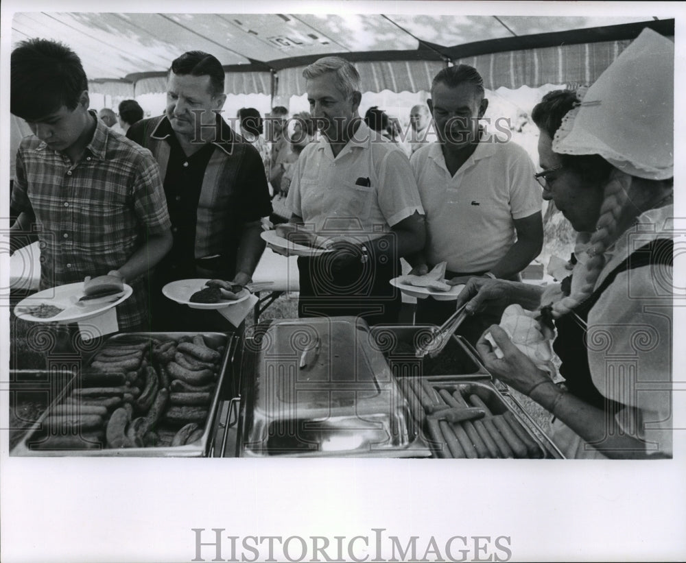 1966 Press Photo Food line during WTMJ Radio City Open House- Historic Images