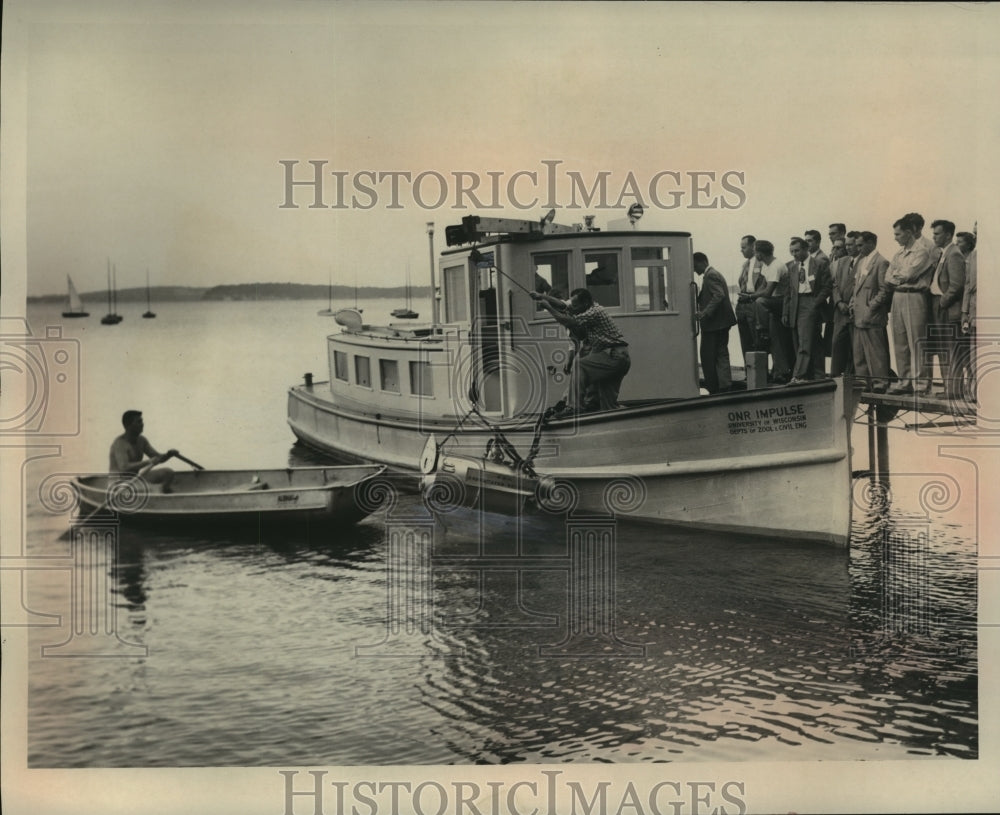 1953 Press Photo Underwater TV demonstration viewed in University of Wisconsin- Historic Images