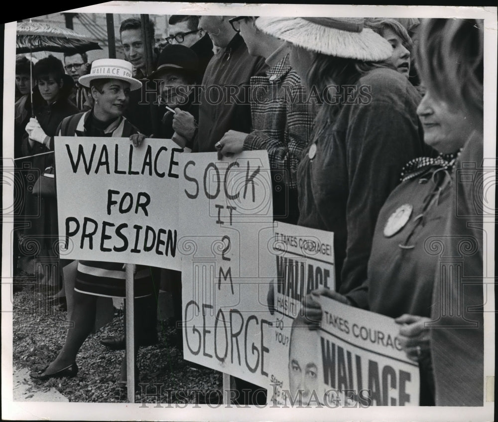 1968 Press Photo Mrs. Gordon VanDinter w/ other Gov Wallace supporters, Oshkosh