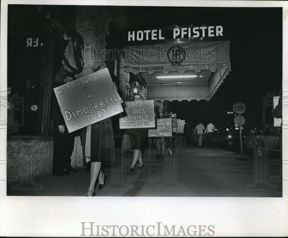 1961 Press Photo Protest against Gov Wallace of Alabama at Pfister Hotel- Historic Images