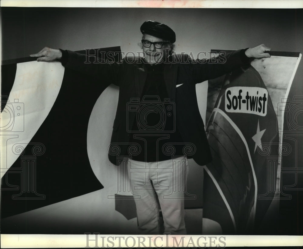 1980 Press Photo Jack Waldheim holds 2 pieces from show Sections at UWM Gallery- Historic Images