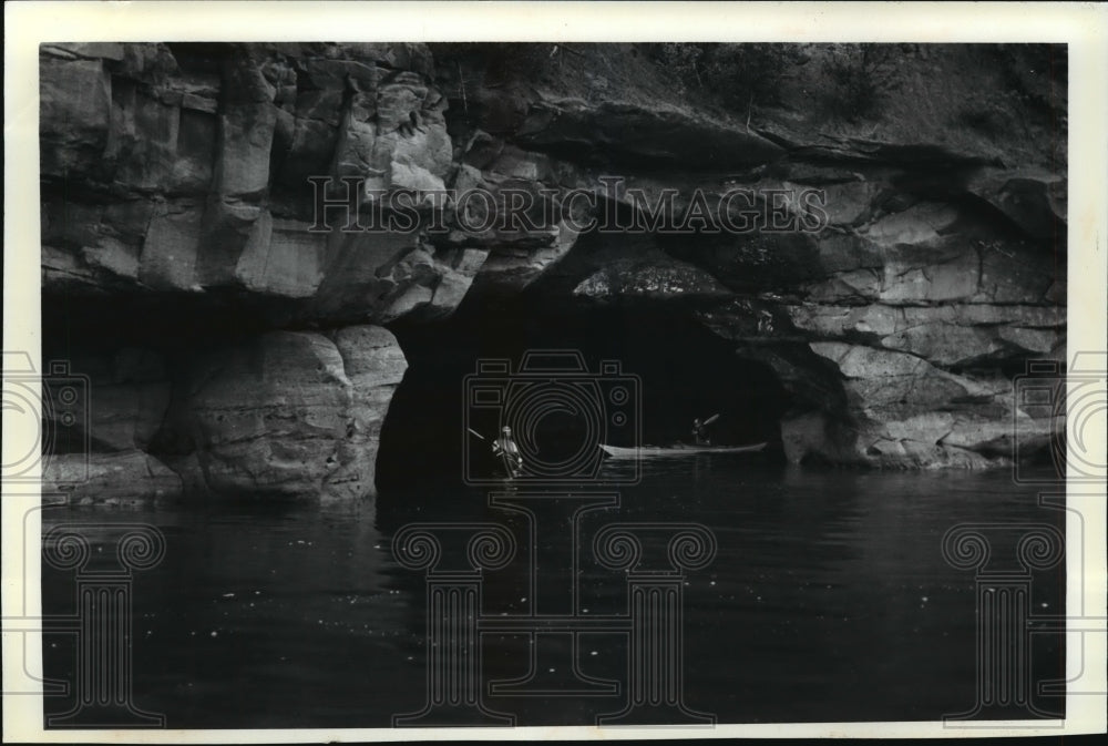 1991 Press Photo Kayakers explore a sea cave on Sand Island in Lake Superior- Historic Images