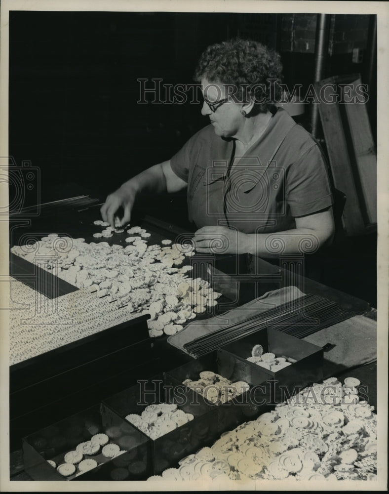 Load image into Gallery viewer, 1952 Press Photo Various circular counters numbered from 0-9 arranged by a woman
