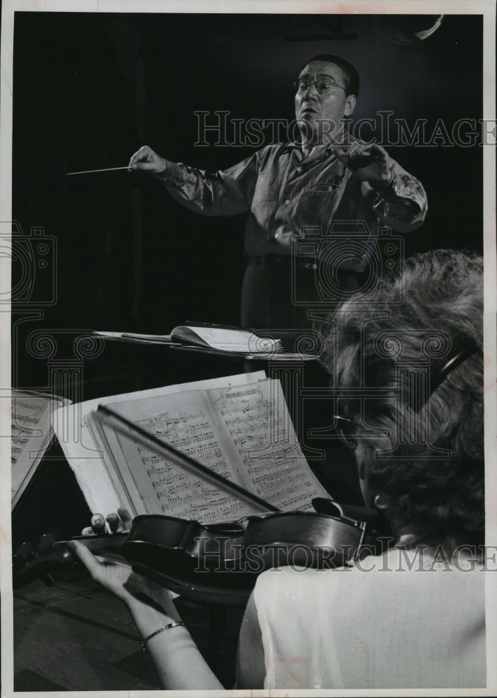 1958 Press Photo Conductor Alfredo Antonini rehearsed  Milwaukee Pops Orchestra - Historic Images