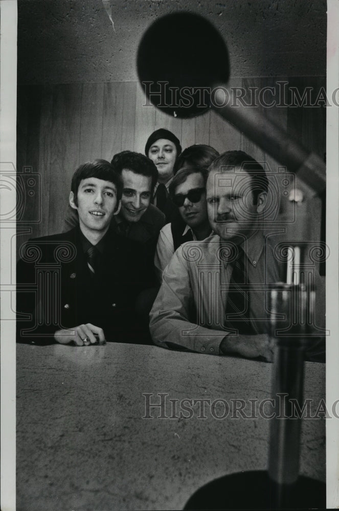1970 Press Photo Ron Richards, Michael Scott- WRT, the record spinner