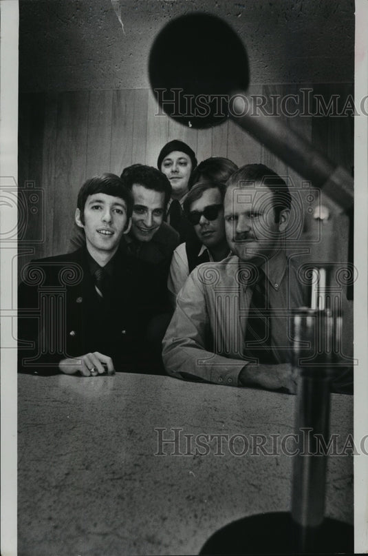 1970 Press Photo Ron Richards, Michael Scott- WRT, the record spinner