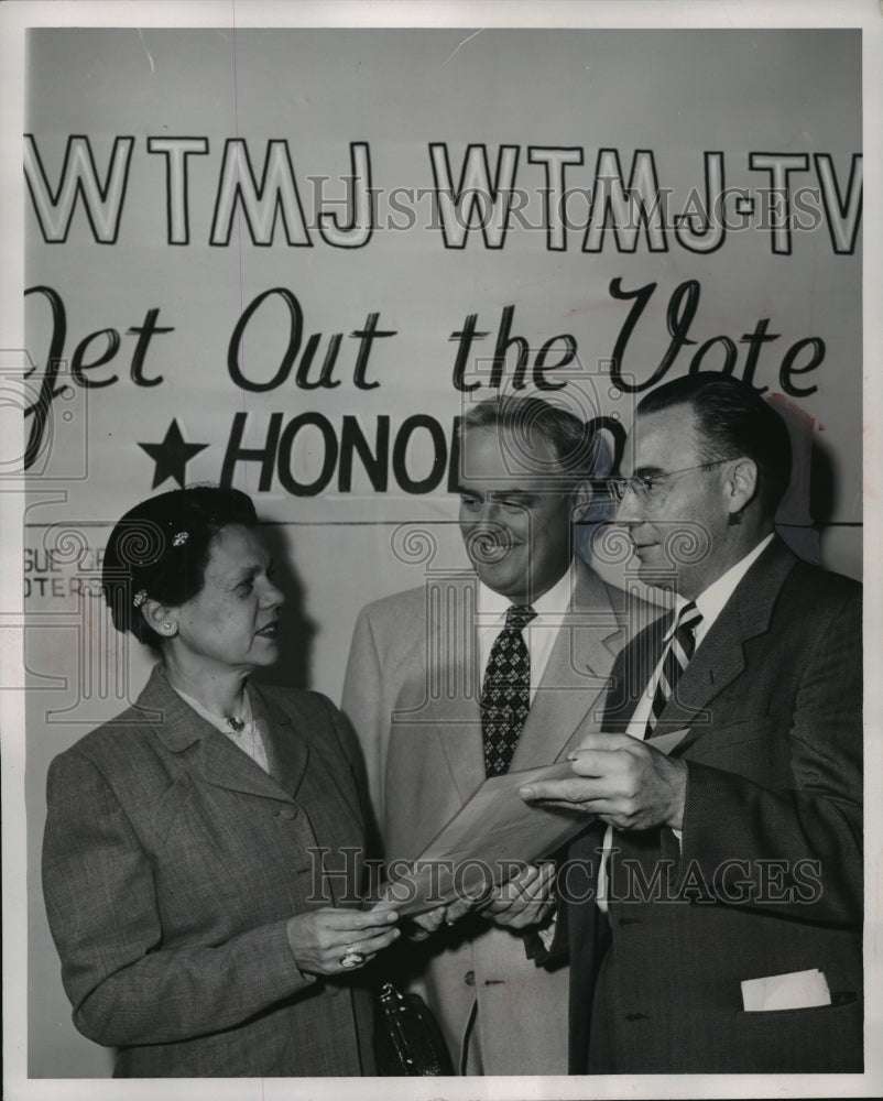 1954 Press Photo Bob Heiss&#39; Man Next Door program over Milwaukee Journal WTMJ-TV- Historic Images