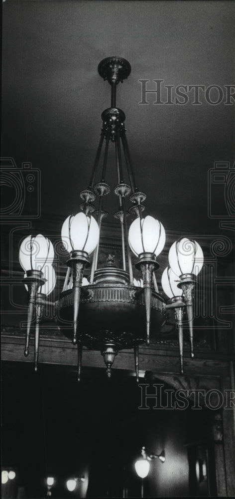 1983 Press Photo Turn-of-century appearance in a bar in Walker&#39;s Point area- Historic Images